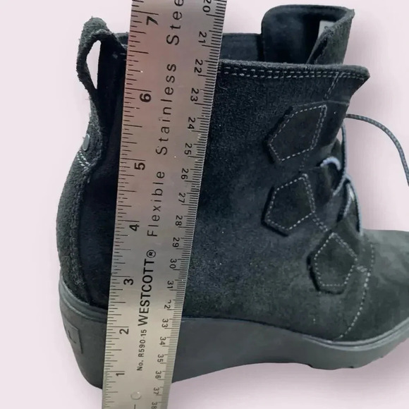 Sorel Suede Leather Waterproof Wedge Heel Ankle Bootie Lace Up Size 9 Black - Picture 16 of 16